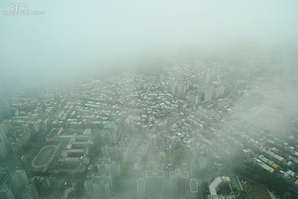 台北101觀景台望向大台北為雲霧裊裊的風景。(好房News記者 陳韋帆/攝影)