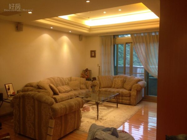 
2.住家客廳的窗簾及沙發，全是李大華設計及選購。