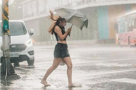 颱風挾帶的強風和豪雨,往往造成嚴重災害及民眾財產損失。金管會提醒民眾,除注意自身安全及做好防颱準備外,亦可審視投保的保單是否已就颱風或洪水所致損失提供適足保障。圖∕本報資料照片