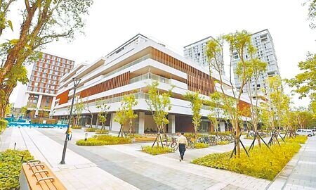 台北市長蔣萬安上任後承諾4年內新增7000戶社會住宅,台北市議員黃瑩指出,市府規畫藉「北投機廠TOD開發案」取得多達3000戶社宅,但以商場為主軸的開發案期程要22.5年、需花費2689億元,恐怕不符合經濟效益與居住正義。圖為廣慈社宅。(本報資料照片)