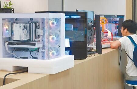 美國總統川普說,除非廠商承諾在美設廠,否則所有輸美晶片、半導體將開徵100%關稅。(王英豪攝)