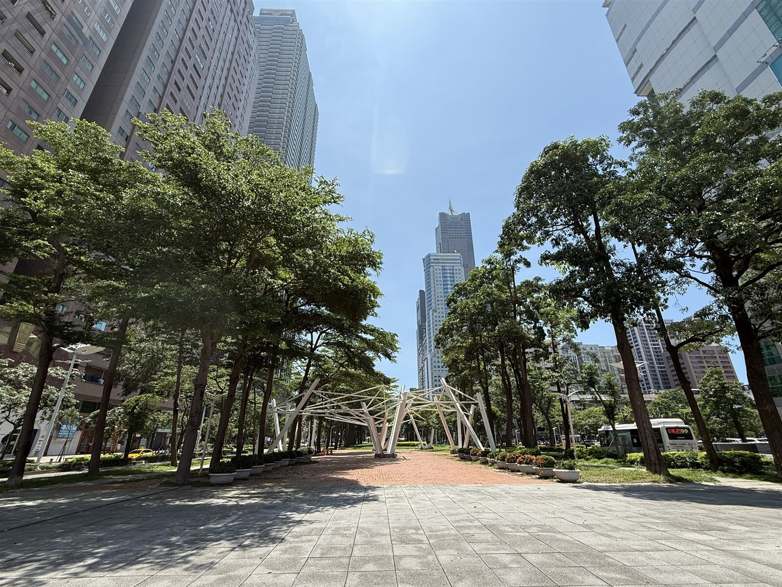 高雄市亞灣區星光園道是當地少數長型綠意廊道，但原先戲水設備已損毀無用多年，步道也有破損、草皮裸落，地方希望該區改制為公園，爭取整建經費。記者宋原彰／攝影 