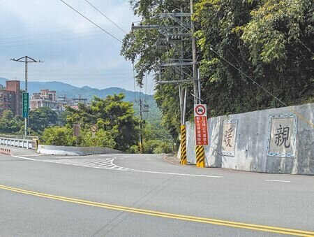 基隆市政府將自9日起的假日試辦暖暖區水源橋頭禁止車輛右轉水源路措施,避免造成道路壅塞影響當地居民出入。(張志康攝)