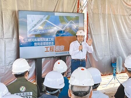 三峽長福橋改建工程暨周邊環境營造工程進行中。新北市長侯友宜(站立者)7日率團隊到工地視察。(柯毓庭攝)