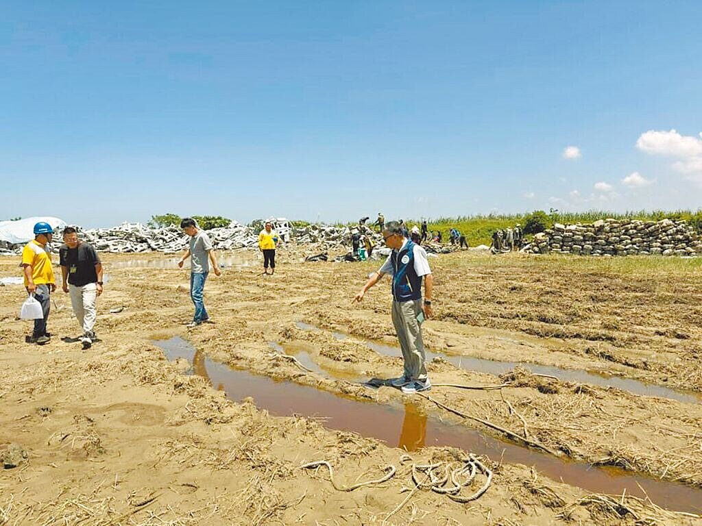 環境部7日會同嘉義縣環保局及台糖公司人員督察嘉義縣義竹鄉新庄滯洪池太陽能光電案場受損浮具暫置場,出入口舖設鐵板車道,鐵板有生鏽情形,初步研判可能是造成紅色水的原因。圖/環境部提供