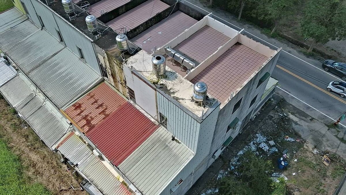 台南大雨過後病媒蚊陽性率大增，登革熱防治中心結合消防局，出動無人機巡查，針對積水處投藥防治。圖／南市衛生局提供
