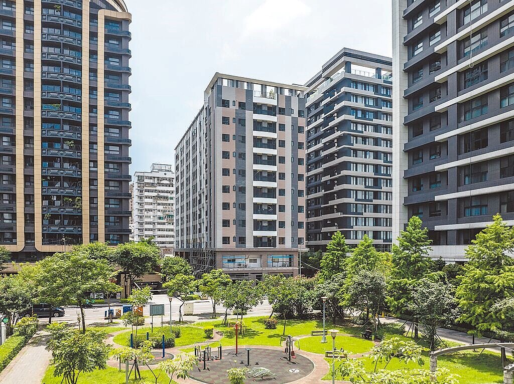 新北市板橋區江翠段社宅位於江翠北側市地重劃區內的華江一路上,鄰近江翠國小及江翠國中,距捷運江子翠站步行僅約6分鐘,預計2025年底完工。圖/新北市城鄉局提供