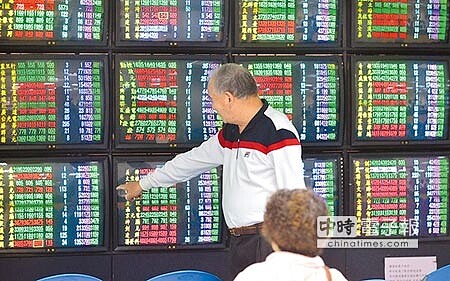 台北股市28日開低走高,由黑翻紅,收盤上漲35.59點,為8809.71點。(顏謙隆攝)