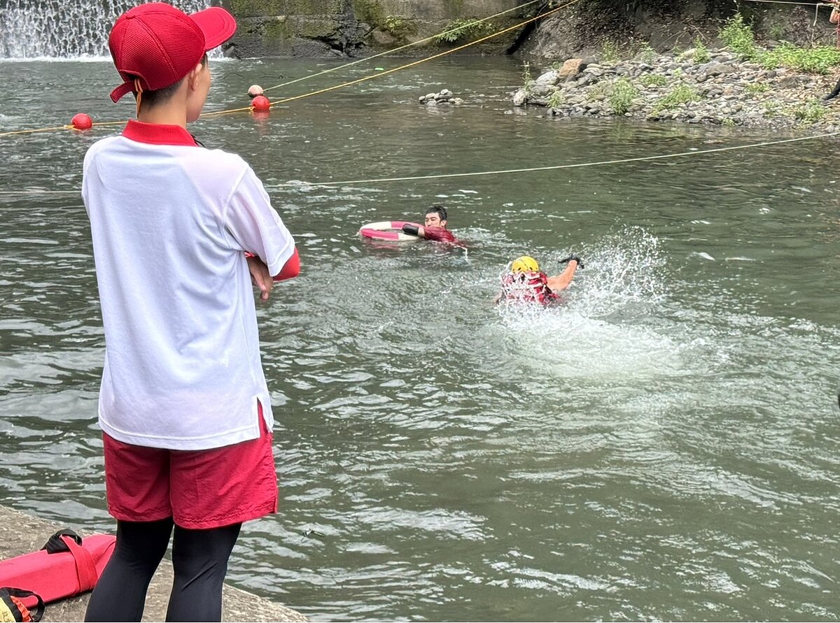 大豹溪戲水景點,現場有合格救生員駐守。圖/新北市政府提供
