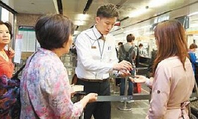 站務人員現場發放捷運車票,請民眾轉搭捷運至板橋捷運站。記者程宜華/攝影