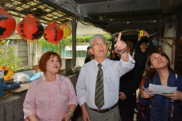 民眾帶領張金鶚四處查看老舊住宅。(好房News記者 陳韋帆/攝影)