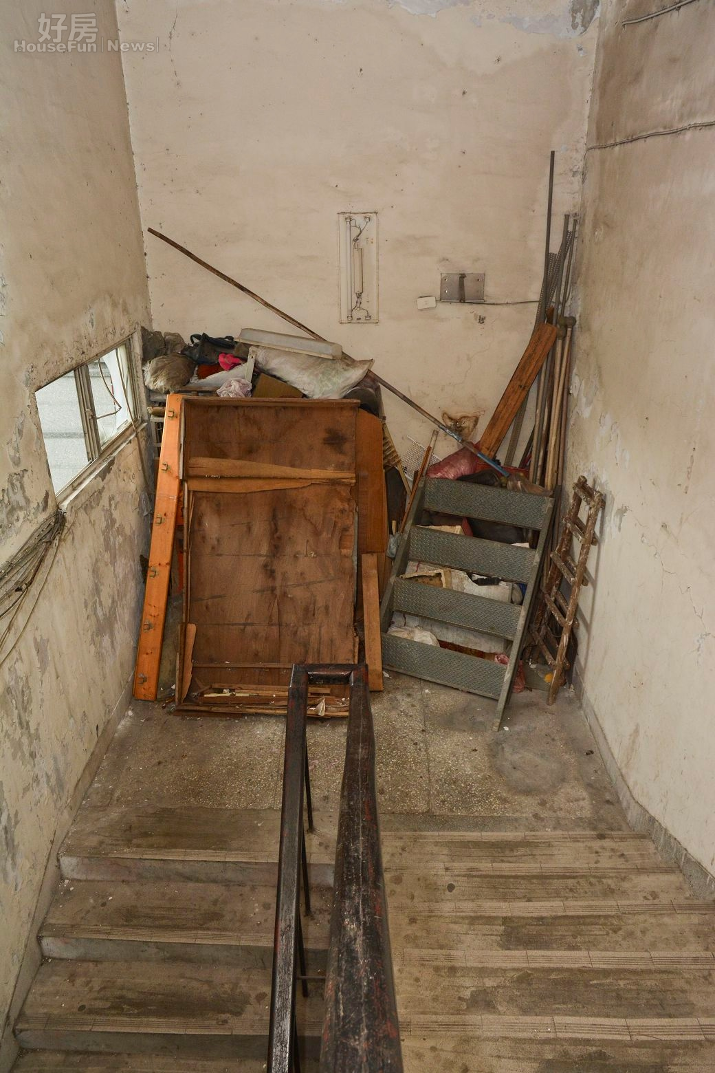 水源四五期整建住宅樓梯間堆滿廢棄物。(好房News記者 陳韋帆/攝影)