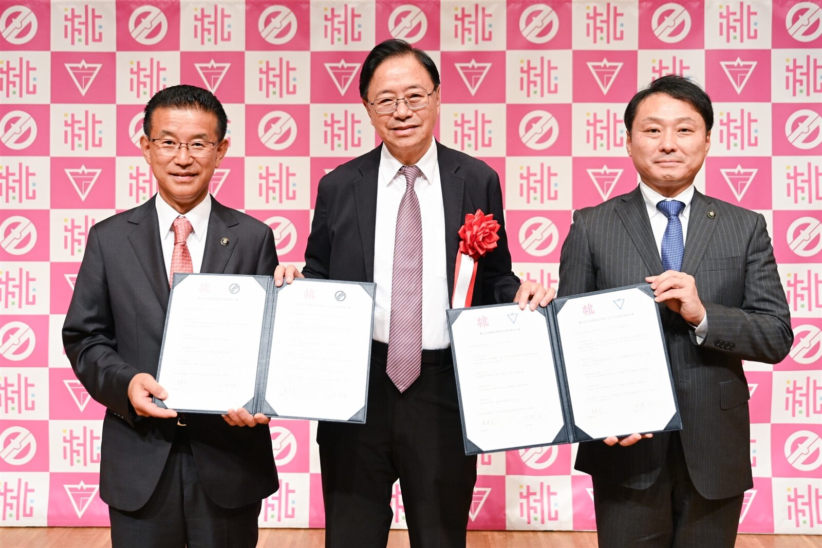 桃園市長張善政與宮城縣名取市及岩沼市正式簽署《促進觀光與產業經濟交流合作備忘錄（MOU）》。圖：市府提供