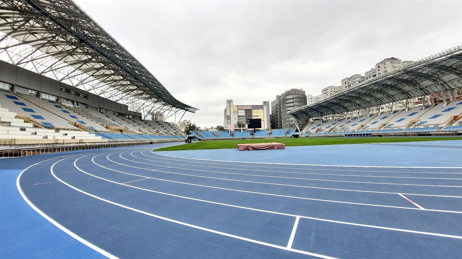 北市公有運動場地可供租借，議員張志豪要租台北田徑場暖身場作為運動健康記者會，雖非商業用途，收費卻是每小時1.2萬元。本報系資料照／記者林俊良攝影 