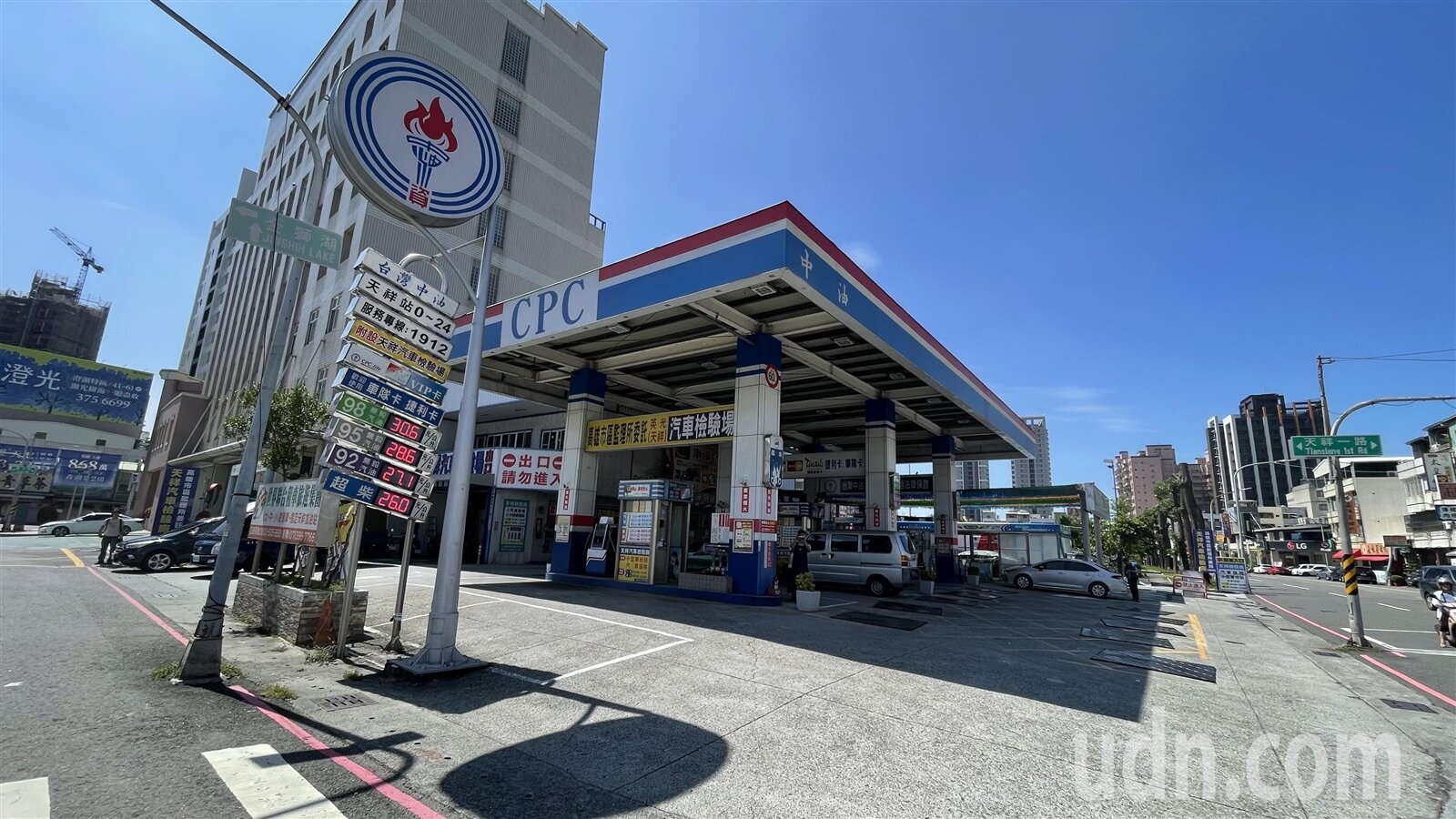 一名旅居台灣的法國人指出防空避難所緊臨加油站十分荒繆。記者劉學聖/攝影