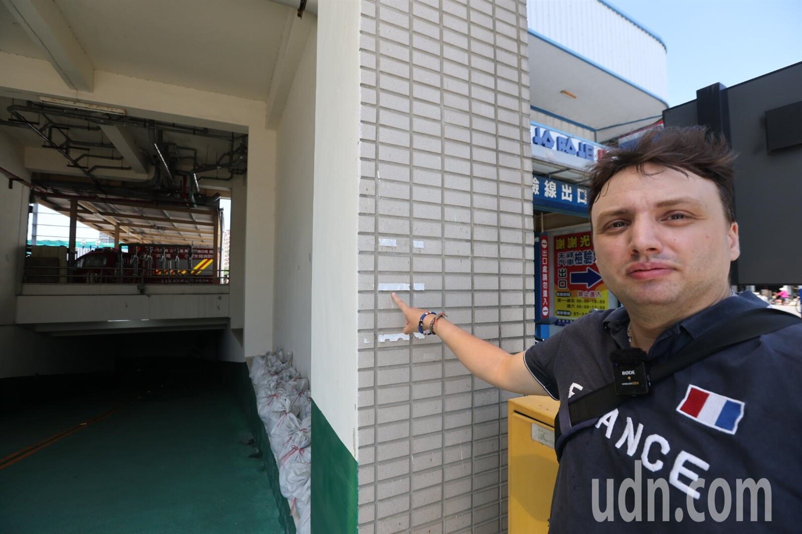 一名旅居台灣的法國人丹米契指出防空避難所緊臨加油站十分荒繆。記者劉學聖/攝影