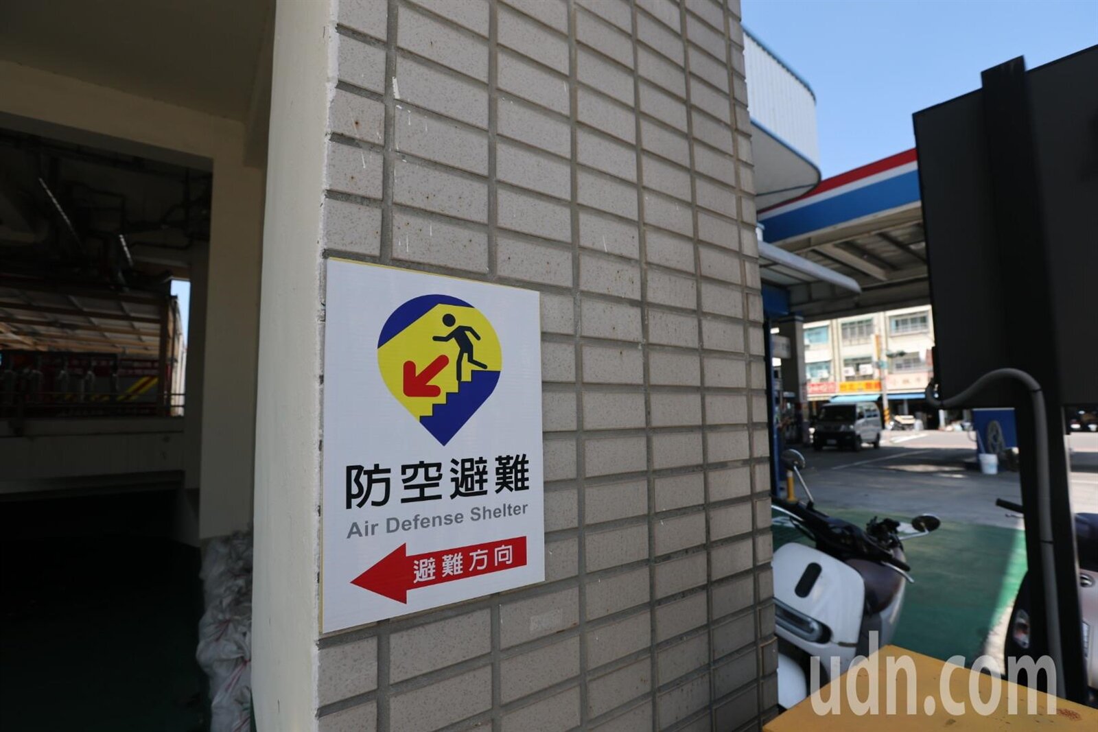 一名旅居台灣的法國人指出防空避難所緊臨加油站十分荒繆。記者劉學聖/攝影