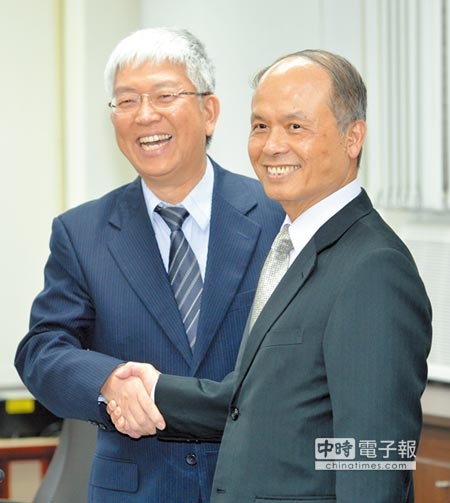 台北市副市長張金鶚（左）及財政部長張盛和（右）22日會面討論房價政策。圖／顏謙隆 