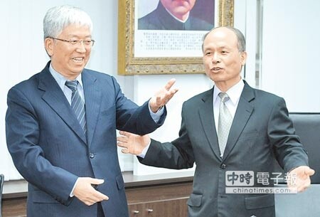 財政部長張盛和（右）22日與台北市副市長張金鶚（左）會面，最後達成了非自用住宅的房屋稅率確定提高的共識。（季志翔攝） 