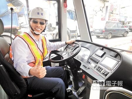 交通部長葉匡時22日到台中市體驗試乘BRT。(盧金足攝)