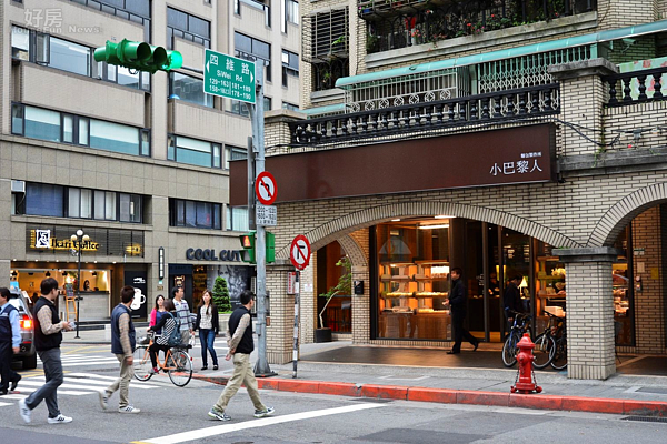 四維路小巴黎人麵包店帶人潮景,麥當勞速食店舊址。(好房News記者 陳韋帆/攝影)