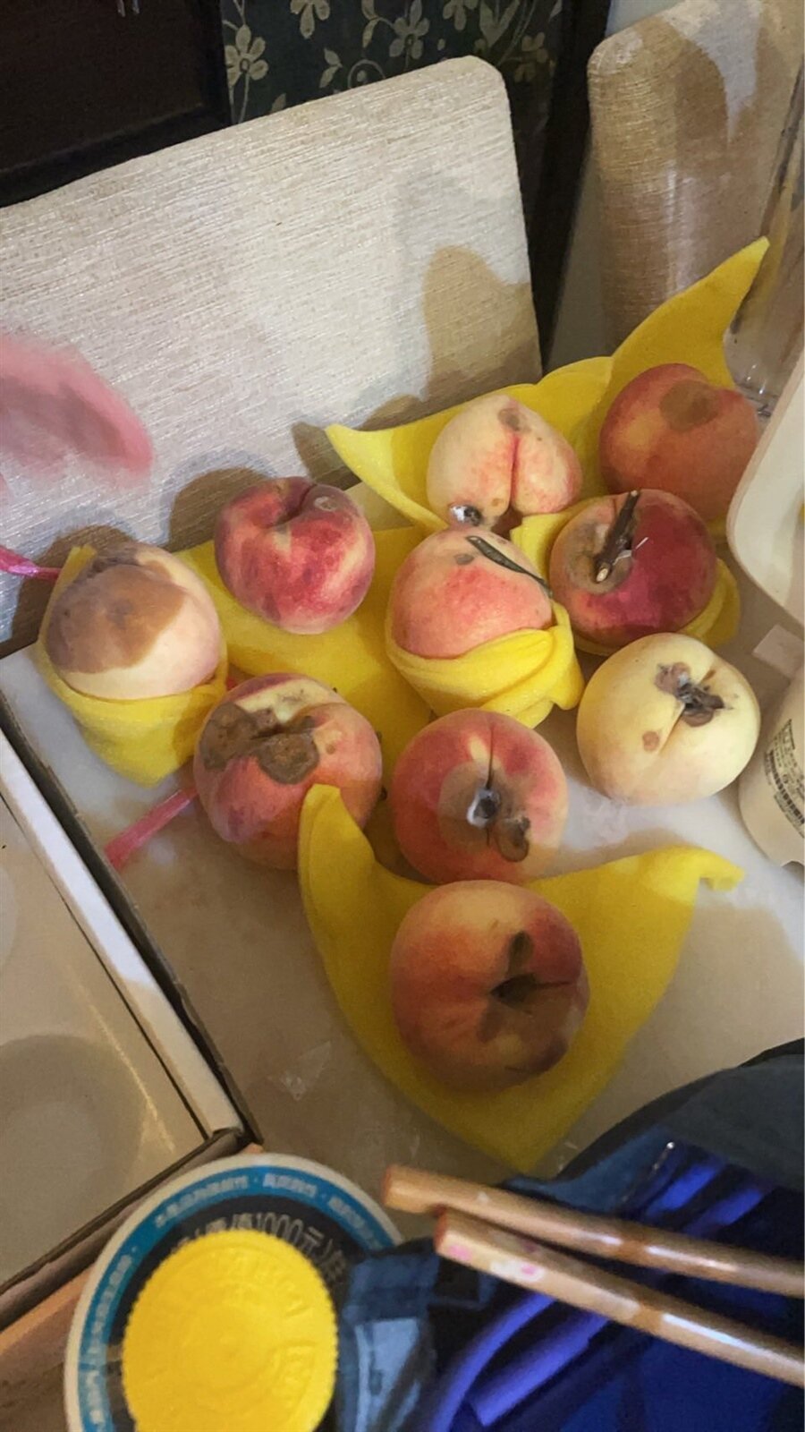 民眾返家開箱時發現共32顆水蜜桃中,僅有8顆完好可食。圖:截自臉書爆怨2公社