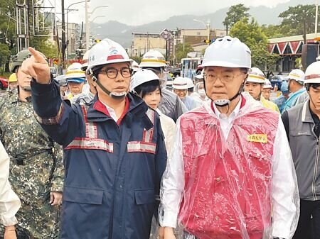 
南部地區連日暴雨，行政院長卓榮泰（右）4日在高雄市長陳其邁（左）陪同下，赴高雄市六龜區視察山區災情。（洪浩軒攝）
