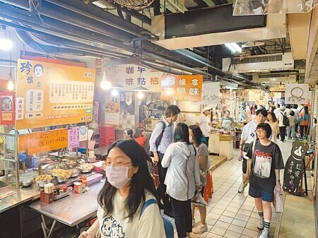 基隆仁愛、博愛市場空調老舊,室內悶熱不堪,影響消費者購物體驗,基市產發處表示,冷氣更新工程預計今年9月發包,明年農曆年後2樓將全面休市汰換空調。(徐佑昇攝)