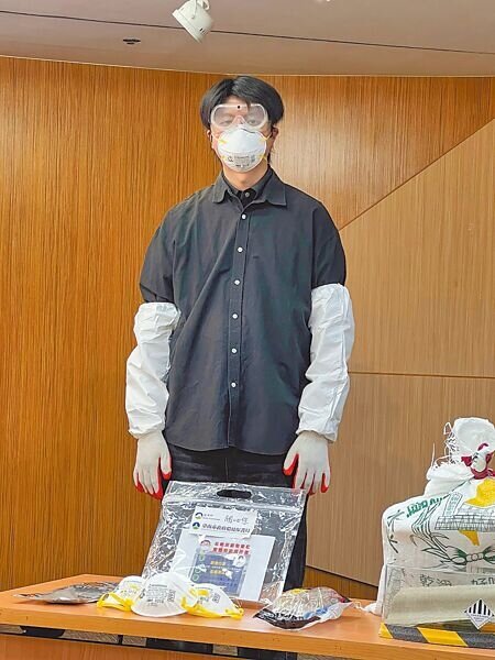 
毒物管理專家、國立成功大學副校長李俊璋4日提醒，民眾自行拆除家中石綿瓦時，一定要先灑水溼潤，並戴N95口罩、護目鏡等防護裝備。（洪榮志攝）
