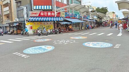 高雄旗津大街暑假受到颱風、豪雨影響,遊客不如預期,店家苦哈哈。(柯宗緯攝)