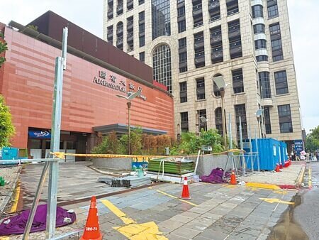 高雄國賓飯店重建案爭議不斷,該案被認定符合危老獎勵,但在地居民以安全為由提出行政訴訟,6月30日高市府核發拆除許可,居民指控是「提前核發」,4日怒開記者會呼籲市府停工;高市工務局回應,環評結論經審查通過,因此核發拆除許可依法有效。(紀爰攝)
