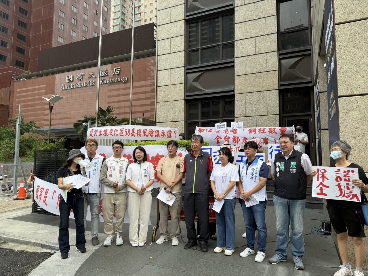 高雄國賓飯店申請重建案今年3月環評初審通過,民眾發現高雄市政府已在6月30日核發拆除許可,廠商更在上周停班日時疑「偷偷施工」,批市府縱容。記者宋原彰/攝影