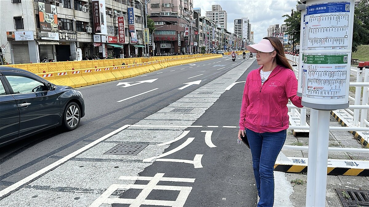 高雄捷運黃線澄清路段去年底動工,當地正進行交通維持作業,但市議員發現此舉造成汽機車被迫違規壓過公車停等區和沿線水溝蓋。圖/市議員李雅靜提供