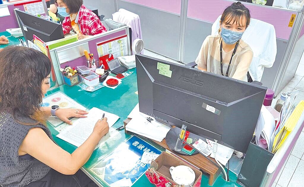 嘉義市政府推出「地籍異動即時通」與「稅籍異動即時通」一站式整合申請服務,打造更完善的不動產產權安全網。圖/嘉義市政府提供