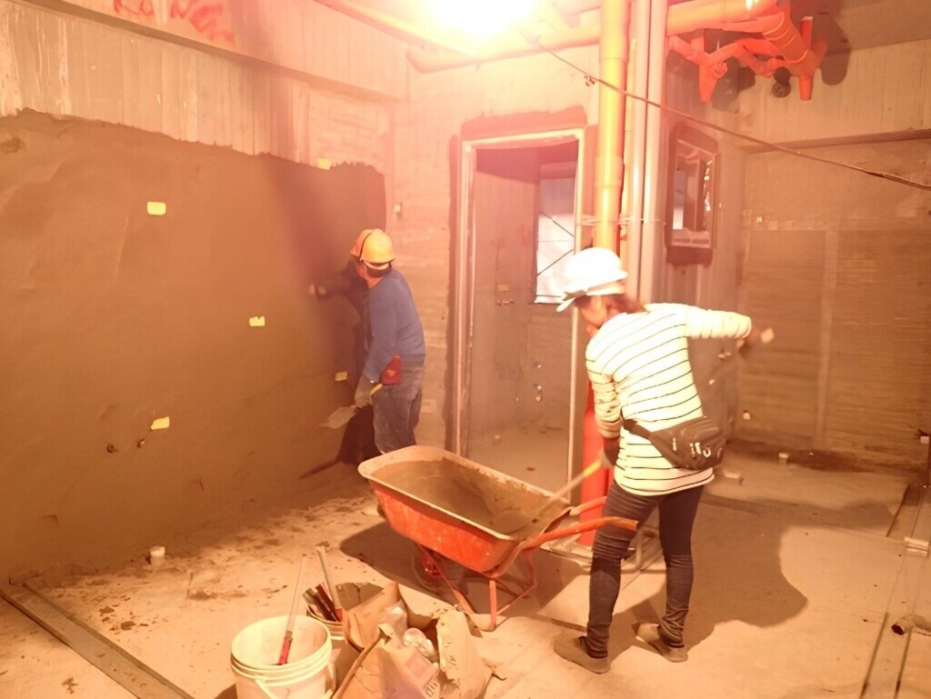 傳統模板完成面需安排泥作整平及增加工時。圖/戴雲發