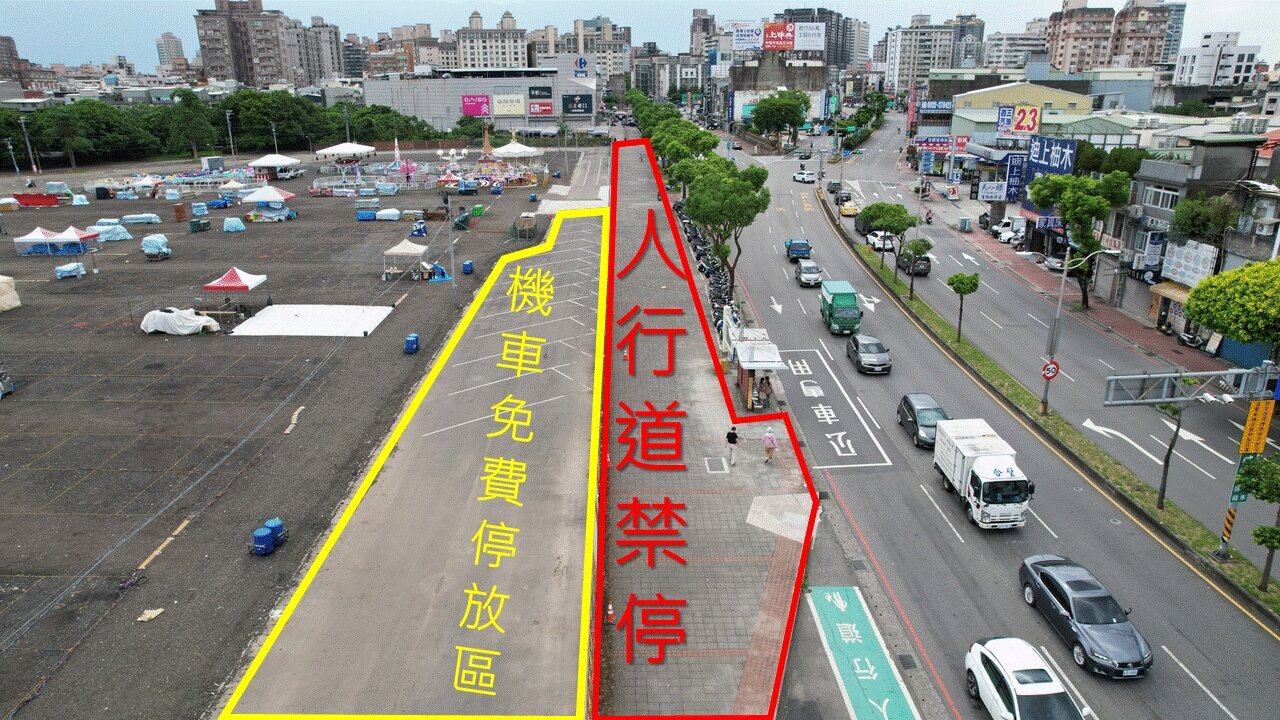 原劃設的機車停放區標示較不清楚,導致有民眾會將機車違停於中華路二段與育樂路口的中壢簡易庭對面人行道上,嚴重阻礙購物商場出入口。圖:警方提供