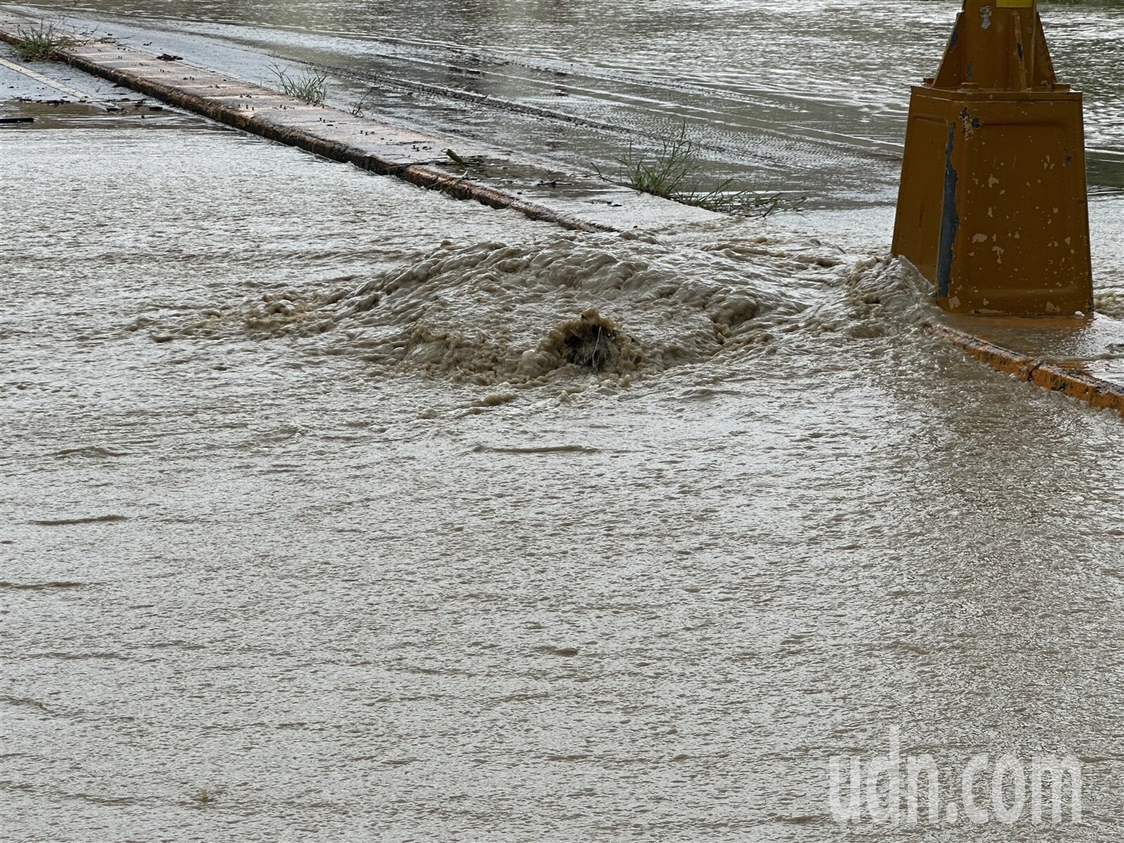 雲林縣斗南鎮市區8月3日強降雨造成大湖口溪水暴漲，疑因溪水倒灌從市區的下水道大量噴出，洪水滾滾而入，釀成水災，住戶怨聲載道。圖／本報資料照 