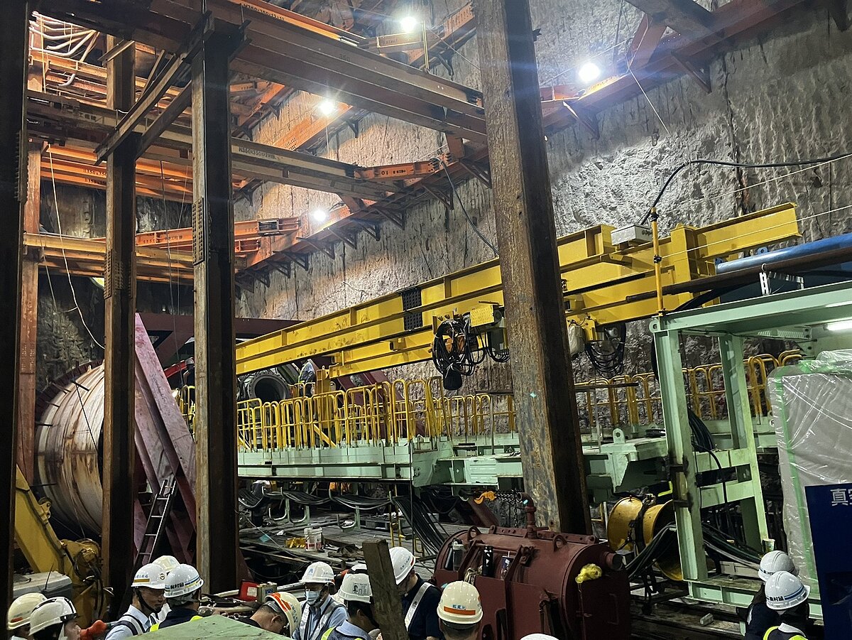 桃園捷運綠線工程如火如荼進行中,第9部潛盾機近日下地,預計明年8月貫通G06陽明公園站往G05小大湳站的隧道。圖/桃園市捷運工程局提供