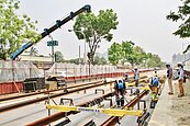 全國首條輕軌鋪軌　陳菊盼第一階段9月試車