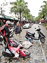 陶瓷老街地磚遇雨滑　騎士常犁田