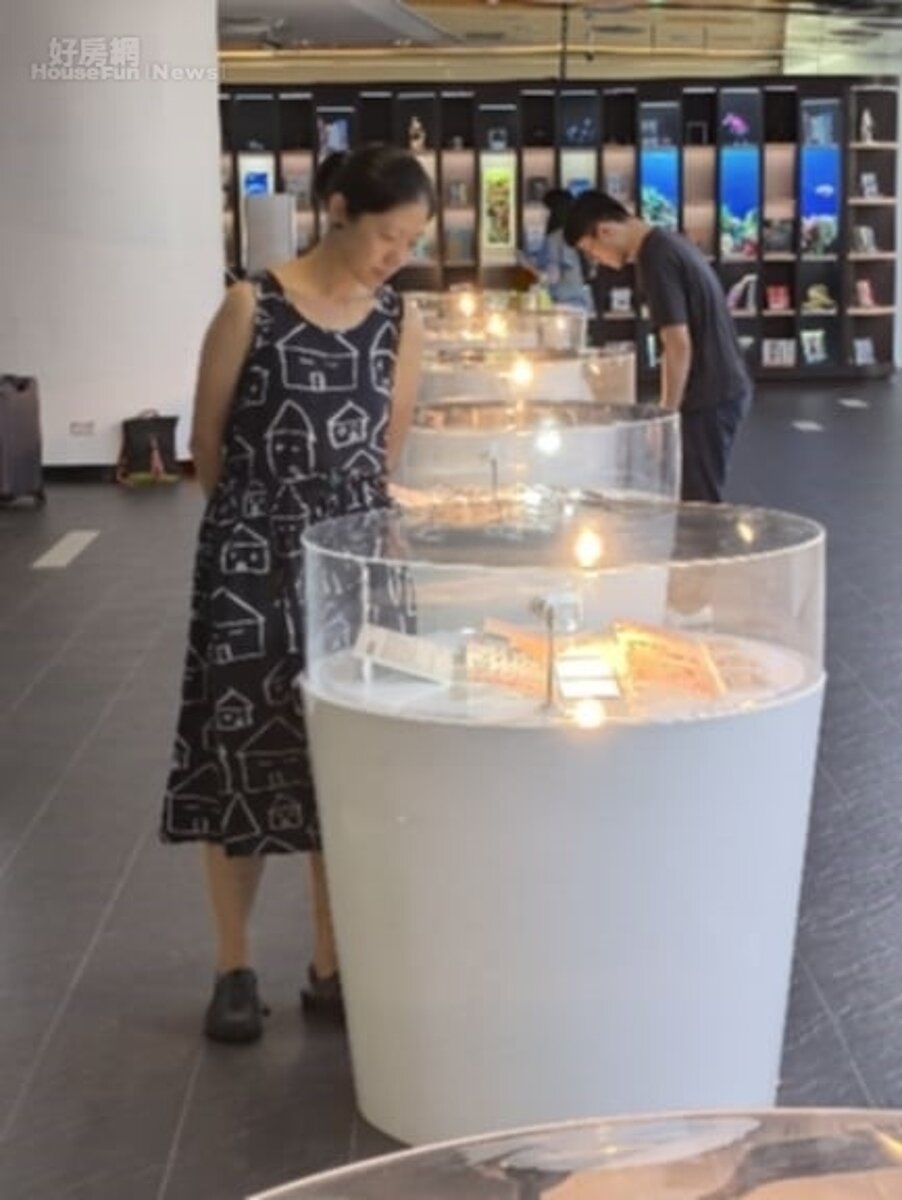 從黑膠歌聲到眷村人情走進時光廊道 「轉角遇見舊時光」歷史文物展在新北總圖 「轉角遇見舊時光」歷史文物展正在新北市立圖書館總館展出。圖/沈春池文教基金會提供