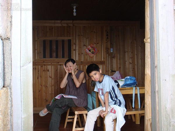 
2.由吳鈞堯掌鏡，拍攝妻子詩人顏艾琳與兒子在整修後的老宅內。