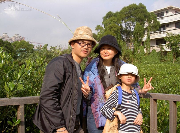 3.吳鈞堯一家三口重回金門故鄉的合照。