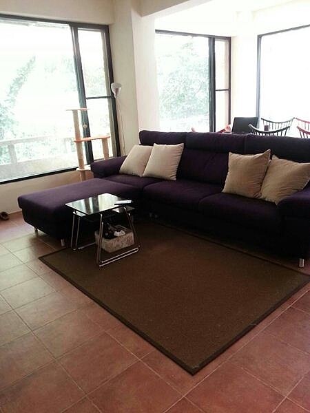 
4.客廳擺上L型紫色沙發，搭配復古紅磚瓦地磚，很有異國風情。