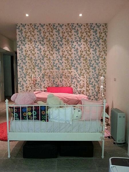 
6.主臥房床頭牆選用白底碎花壁紙，很有公主風。
