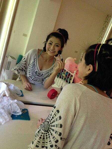 
7.一旁簡單擺上梳妝台、矮斗櫃。