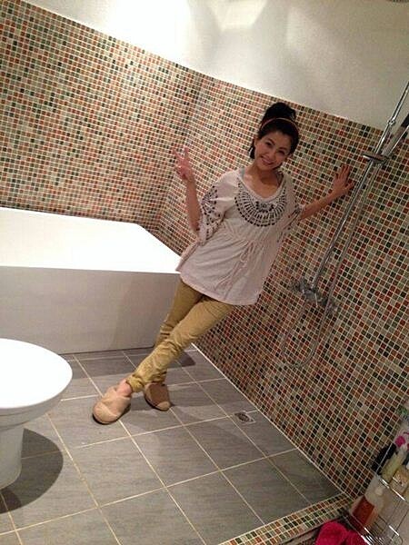 
8.衛浴媲美五星級，馬賽克牆、純白大浴缸與馬桶，很有歐洲小旅館的FU。
