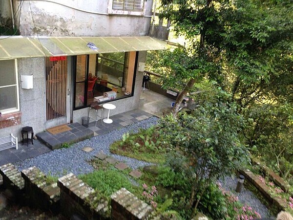 
2.小Call賣掉17坪小房，換進有超大庭院的一樓住家。