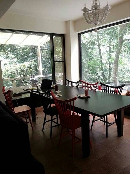 
3.餐廳刻意不裝窗簾，窗外綠意盡收眼底。