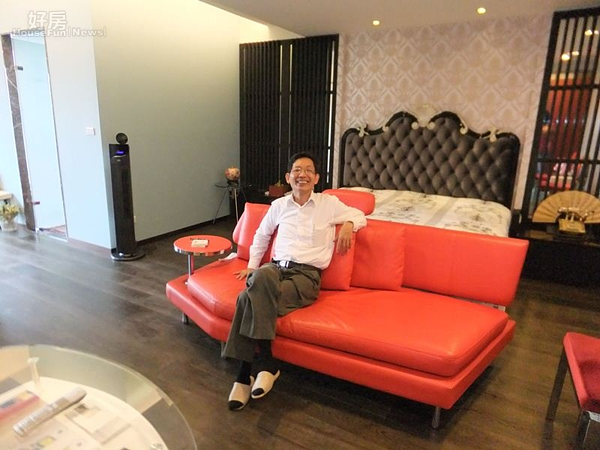 
3.橘紅色沙發是風水大師建議，運勢能大發。